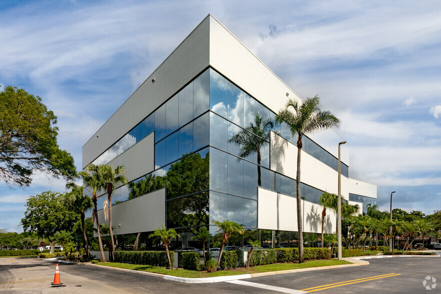 6360 NW 5th Way, Fort Lauderdale, FL for lease - Primary Photo - Image 1 of 4