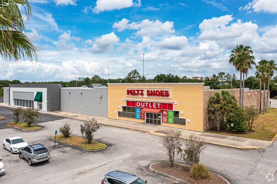 328 Brandon Town Center Dr, Brandon, FL for lease - Primary Photo - Image 2 of 12