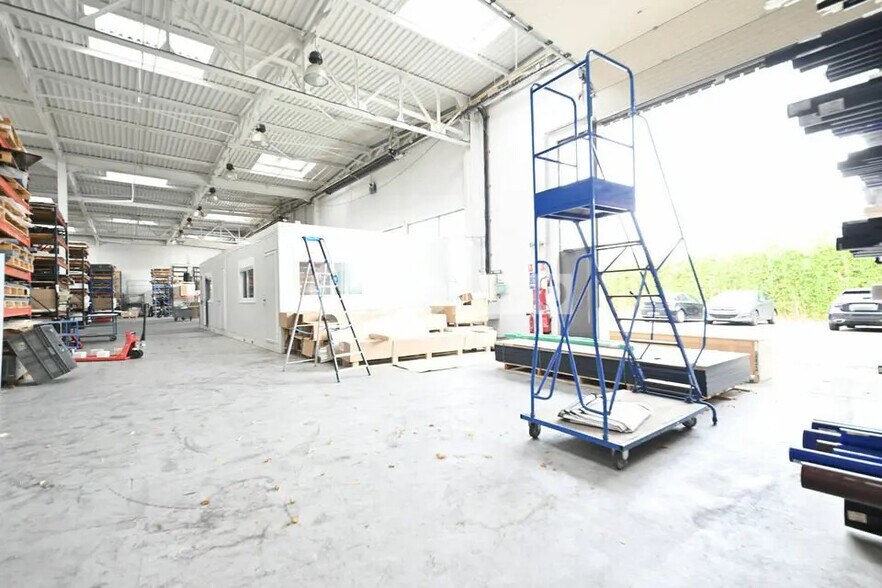 Flex in Saint-Priest for lease - Interior Photo - Image 3 of 16