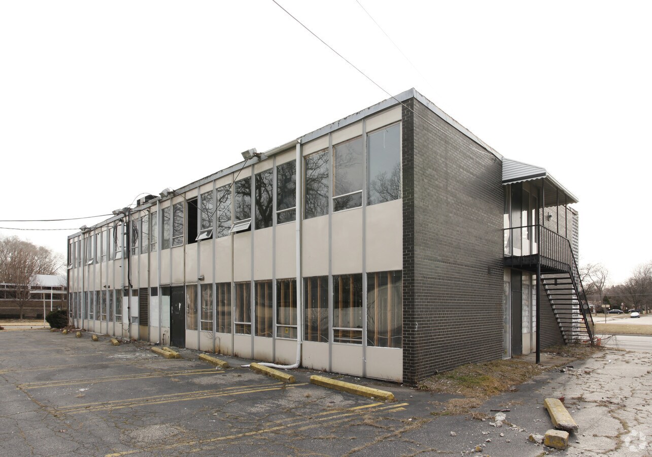 18610 W 8 Mile Rd, Southfield, MI 48075