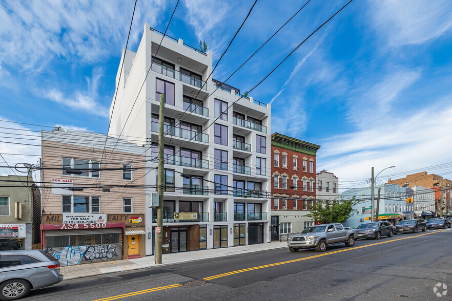 23-33 Astoria Blvd, Astoria, NY for sale - Building Photo - Image 1 of 4