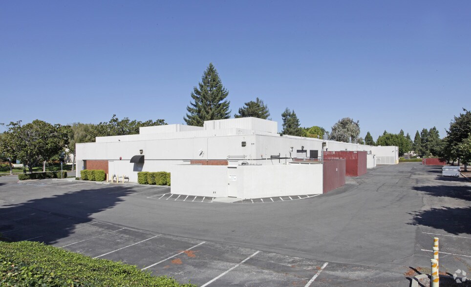 420 Oakmead Pky, Sunnyvale, CA for lease - Building Photo - Image 2 of 18