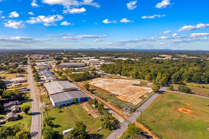 201 Phoenix St, Statesville, NC for sale - Building Photo - Image 2 of 5