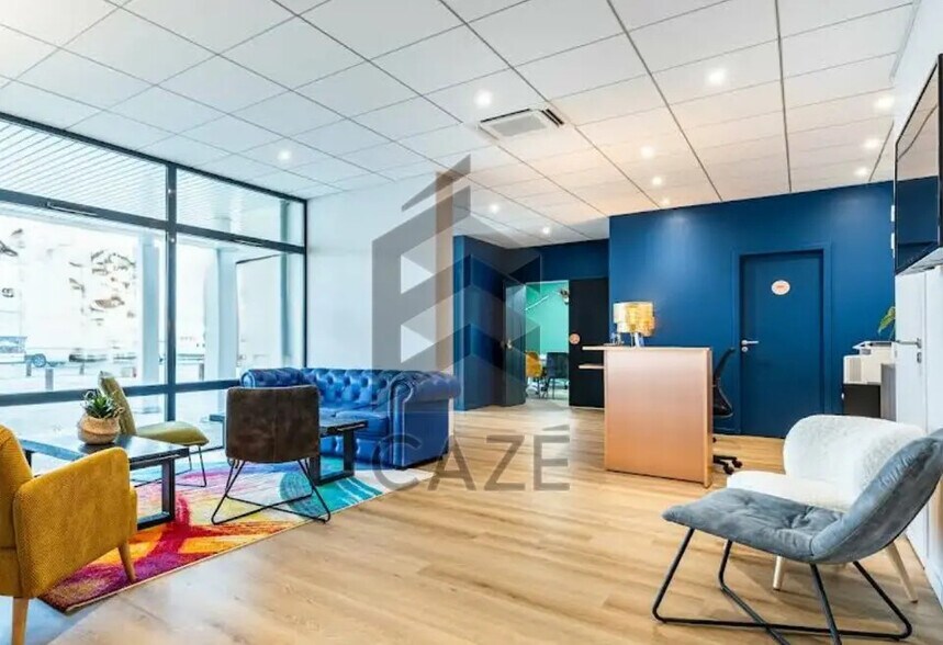 Office in La Rochelle for lease - Building Photo - Image 1 of 4