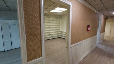 Stumpf Plaza, Gretna, LA for lease Interior Photo- Image 2 of 11