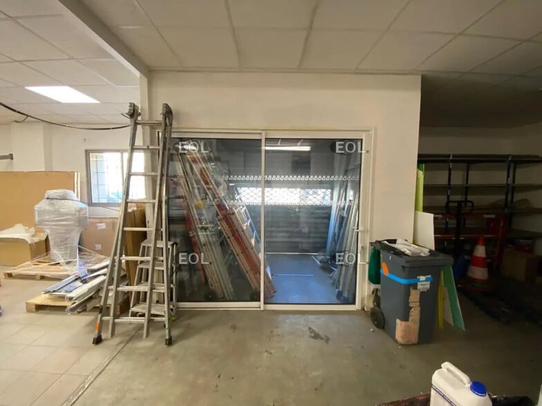 Flex in Marseille for lease - Interior Photo - Image 2 of 4