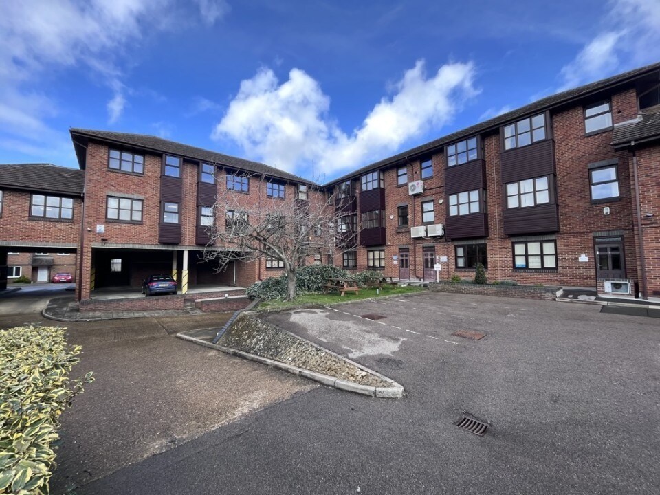 200-204 High Street South, Dunstable for lease Building Photo- Image 1 of 6