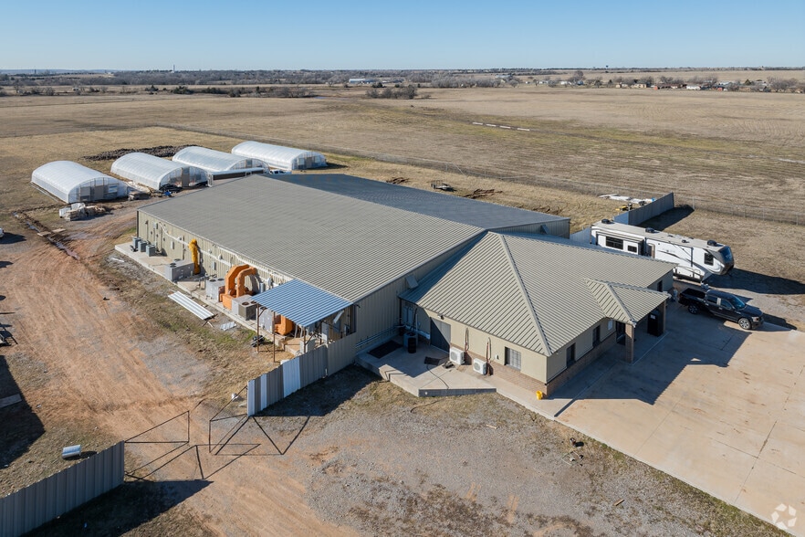 969 Pikes Peak Rd, Chickasha, OK for sale - Building Photo - Image 1 of 26