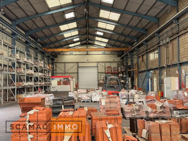 Industrial in Marolles-en-Hurepoix for lease - Building Photo - Image 3 of 12