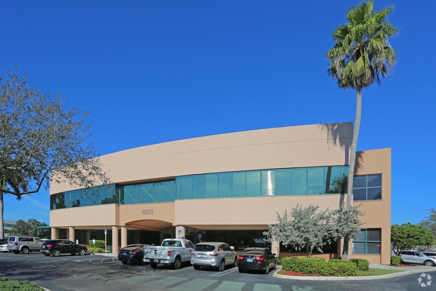 1801 Centrepark Dr E, West Palm Beach, FL for lease - Primary Photo - Image 1 of 12