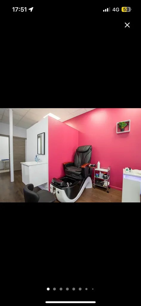 Retail in Paris for lease Interior Photo- Image 1 of 5