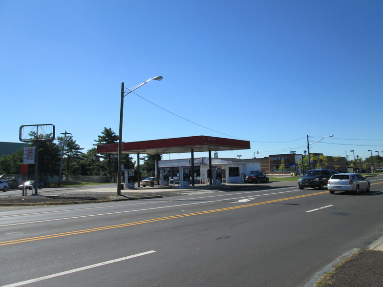 7012 New Falls Rd, Levittown, PA for sale - Building Photo - Image 1 of 1