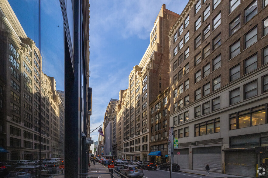 225 W 37th St, New York, NY for lease - Building Photo - Image 1 of 15