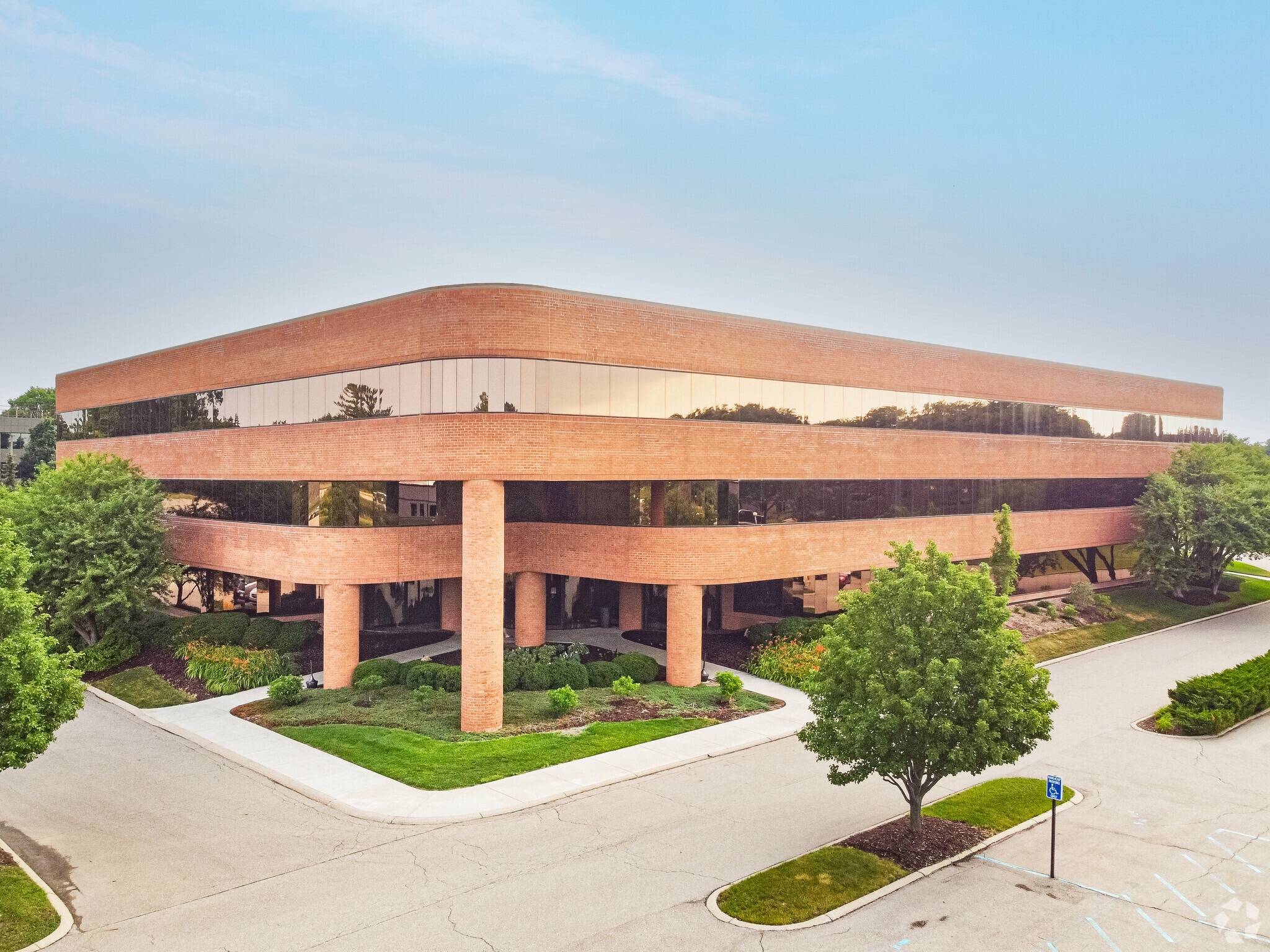 3033 Orchard Vista Dr SE, Grand Rapids, MI for lease Building Photo- Image 1 of 12