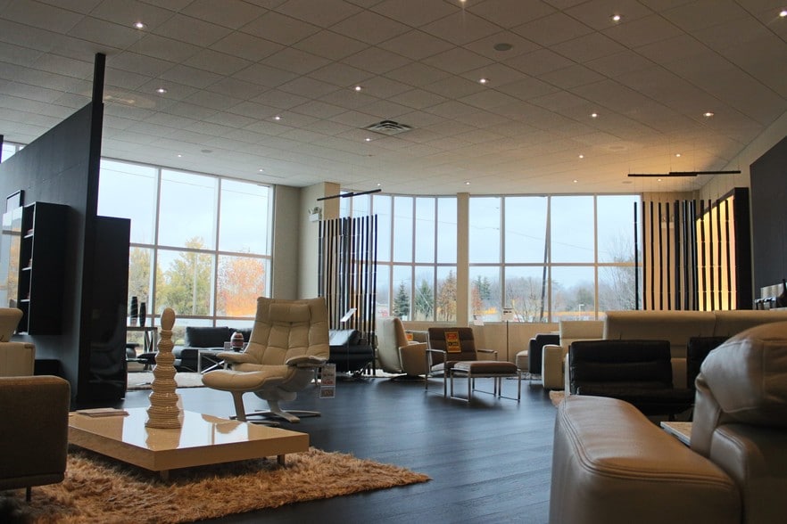 4553 King St E, Kitchener, ON for lease - Building Photo - Image 3 of 11