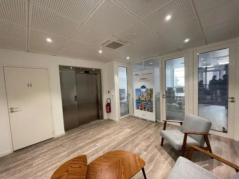 Office in Bordeaux for lease - Lobby - Image 3 of 14