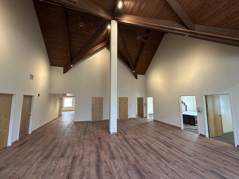 126 Spurwink Ave, Cape Elizabeth, ME for lease - Interior Photo - Image 3 of 18