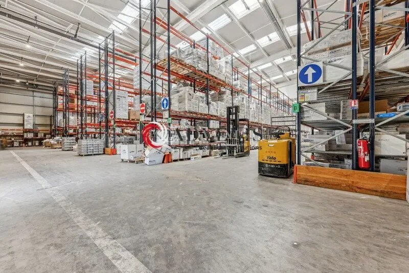 Industrial in Chelles for lease - Interior Photo - Image 1 of 9