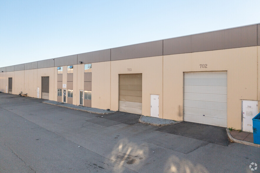 5830 Byrne Rd, Burnaby, BC for lease - Building Photo - Image 3 of 4