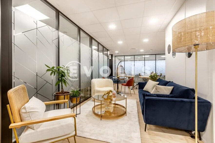 Office in Élancourt for lease - Interior Photo - Image 3 of 12