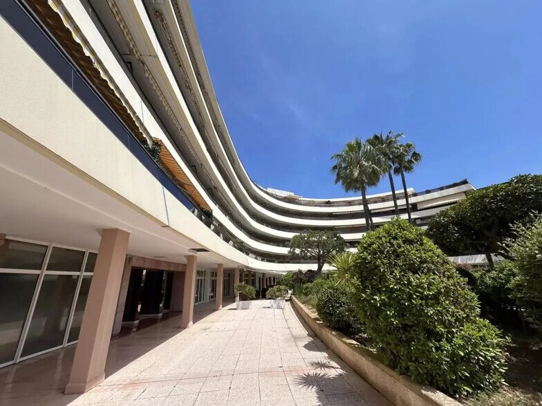 Retail in Saint-Laurent-du-Var for sale - Building Photo - Image 3 of 13