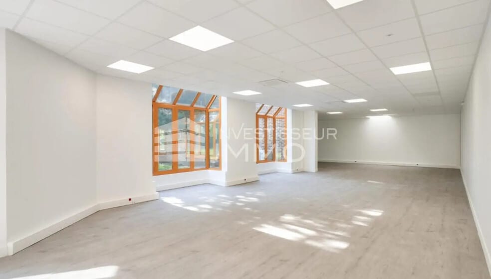 Flex in Croissy-Beaubourg for lease - Interior Photo - Image 1 of 4