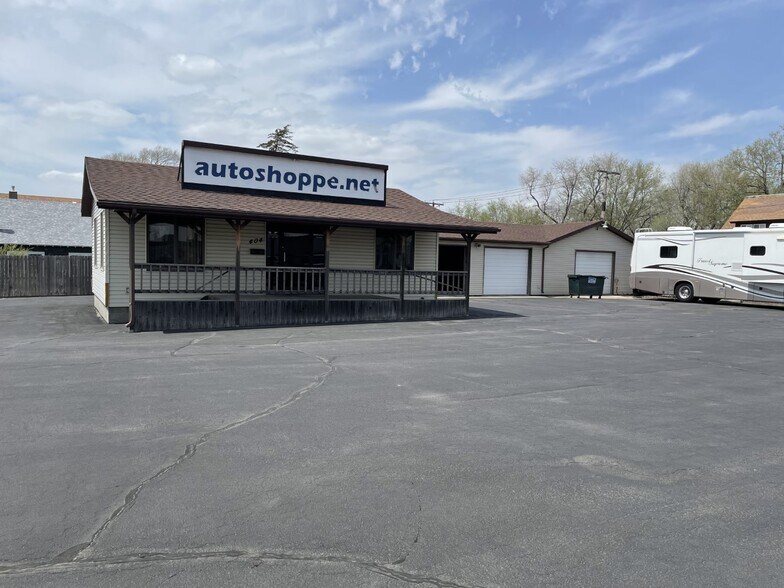 404 W 1st Ave, Mitchell, SD for sale - Primary Photo - Image 2 of 31