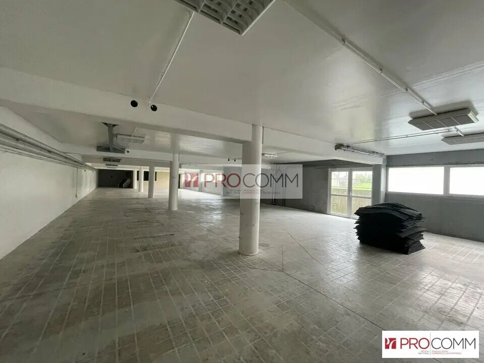 Flex in Chartres for lease Interior Photo- Image 1 of 4