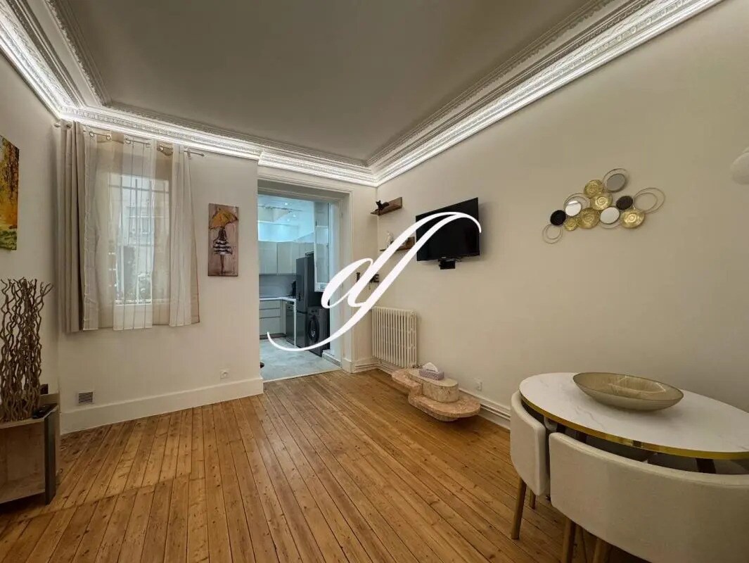 Retail in Paris for lease Interior Photo- Image 1 of 9