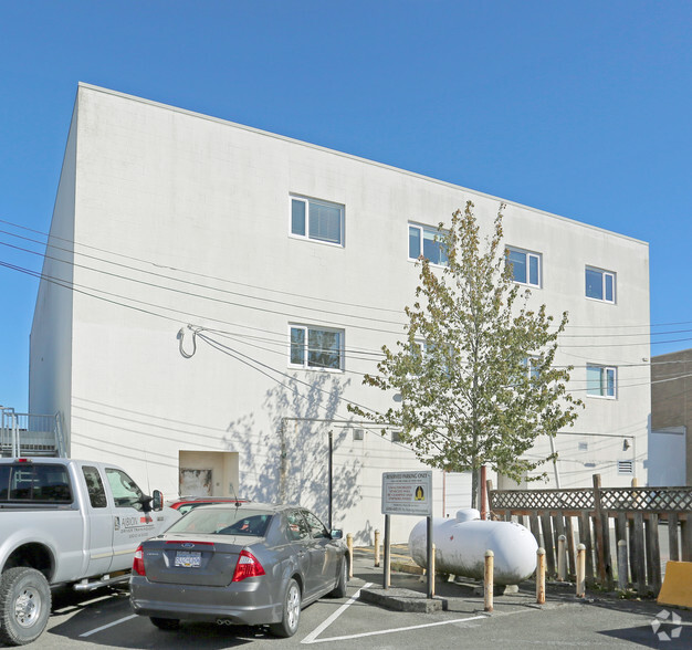 2453-2455 W Beacon Ave, Sidney, BC for lease - Building Photo - Image 3 of 4