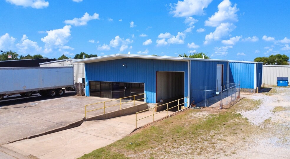 1008 S Clayton St, Springdale, AR for lease - Building Photo - Image 3 of 15
