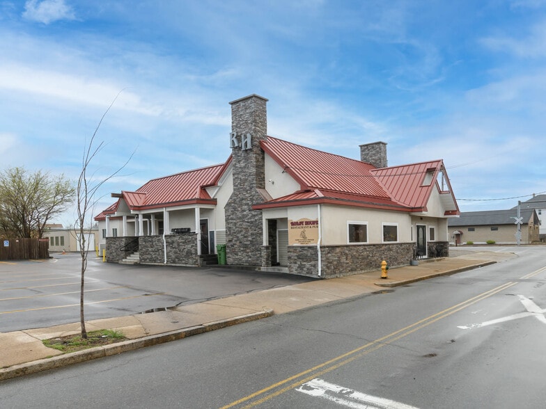 176 Columbus Ave, Pawtucket, RI for sale - Primary Photo - Image 1 of 45