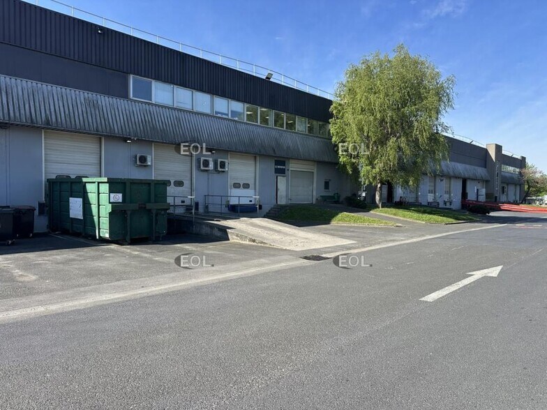 Industrial in Stains for lease - Building Photo - Image 3 of 4