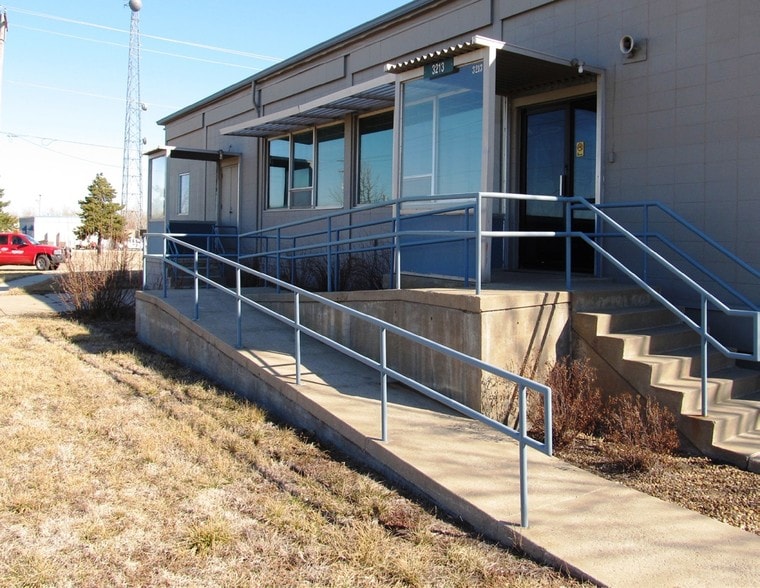 3213 Arnold Ave, Salina, KS for lease - Building Photo - Image 2 of 2