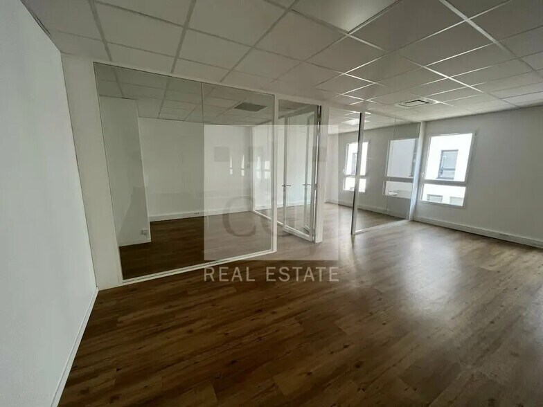 Office in Dardilly for lease - Interior Photo - Image 2 of 5