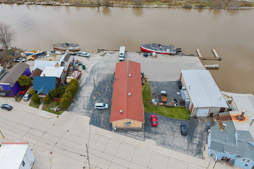 1204 18th St, Two Rivers, WI for sale - Building Photo - Image 2 of 64