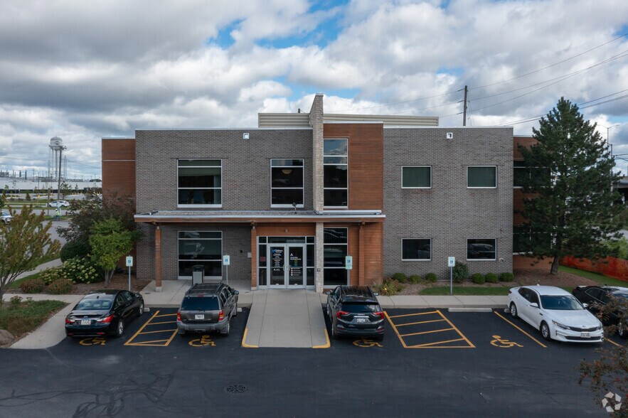 3040 N 117th St, Wauwatosa, WI for lease - Building Photo - Image 3 of 9