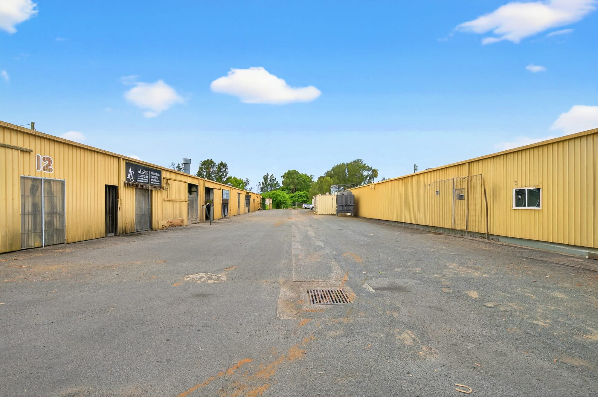 663 A Pine Ridge Rd, Biggera Waters for lease Building Photo- Image 1 of 2