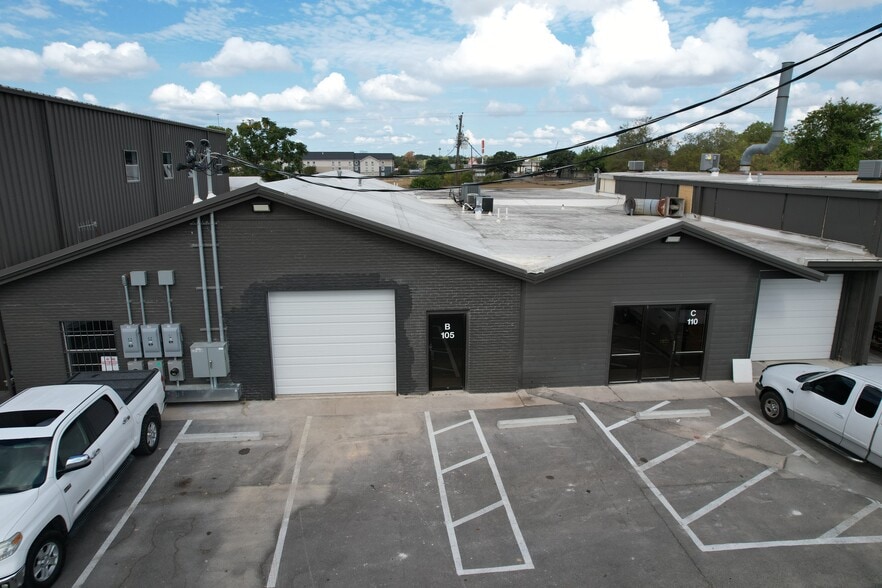 11110 Bluff Bend Dr, Austin, TX for sale - Building Photo - Image 3 of 18