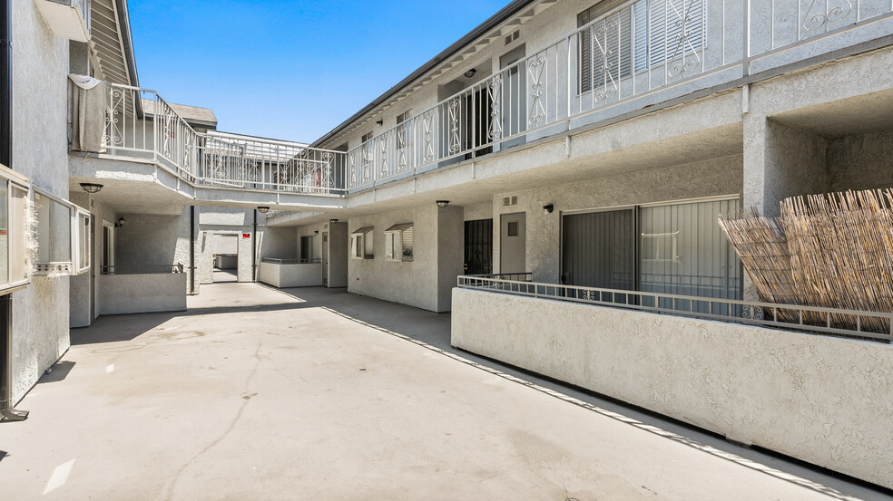 617 E 97th St, Inglewood, CA for sale - Building Photo - Image 3 of 11