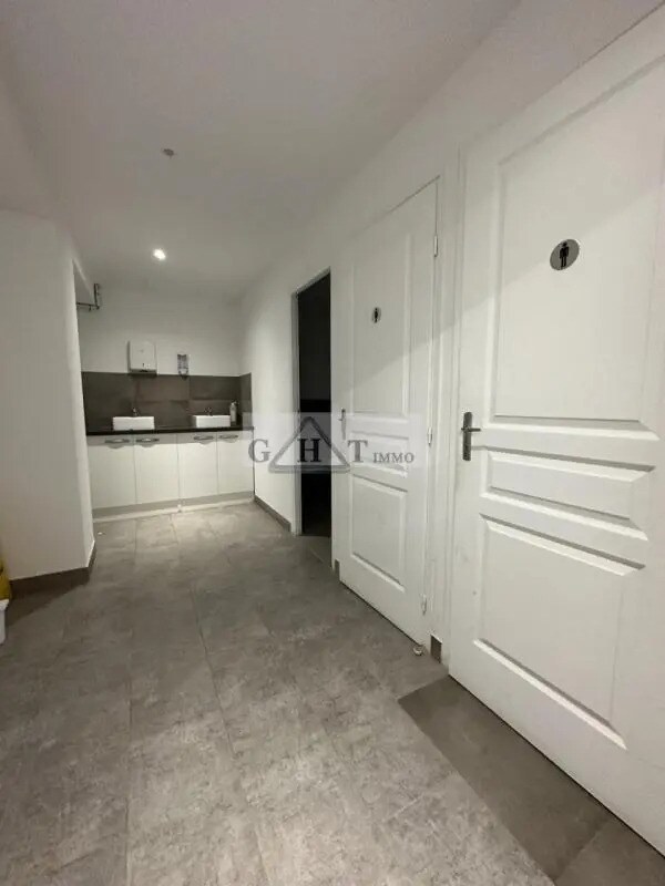 Industrial in Créteil for lease Interior Photo- Image 1 of 8