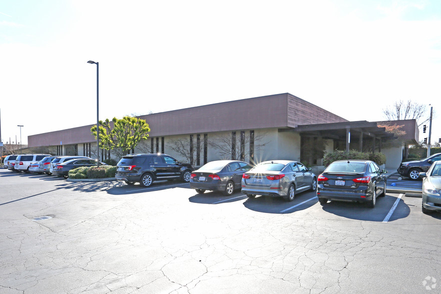 3330-3346 W Mineral King Ave, Visalia, CA for lease - Primary Photo - Image 1 of 5