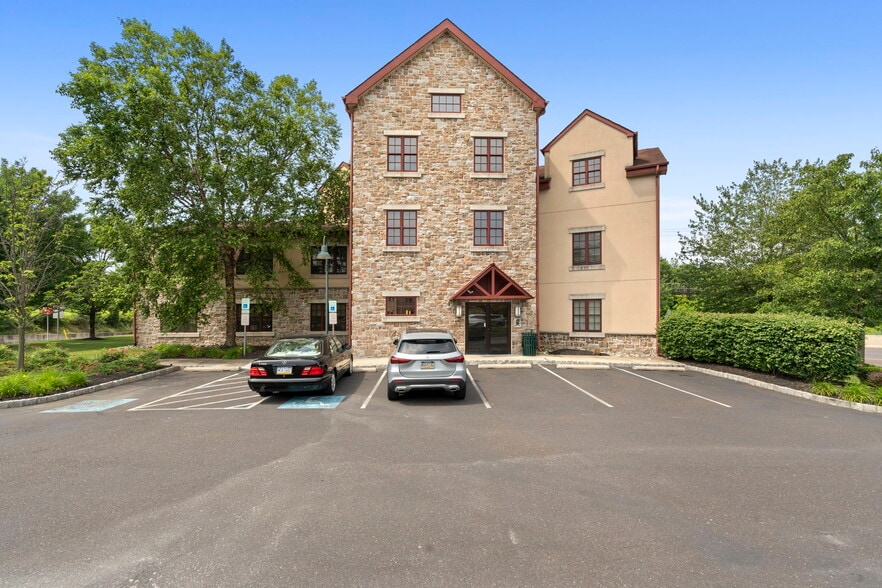 1600 N Bethlehem Pike portfolio of 2 properties for sale on LoopNet.com - Building Photo - Image 2 of 28