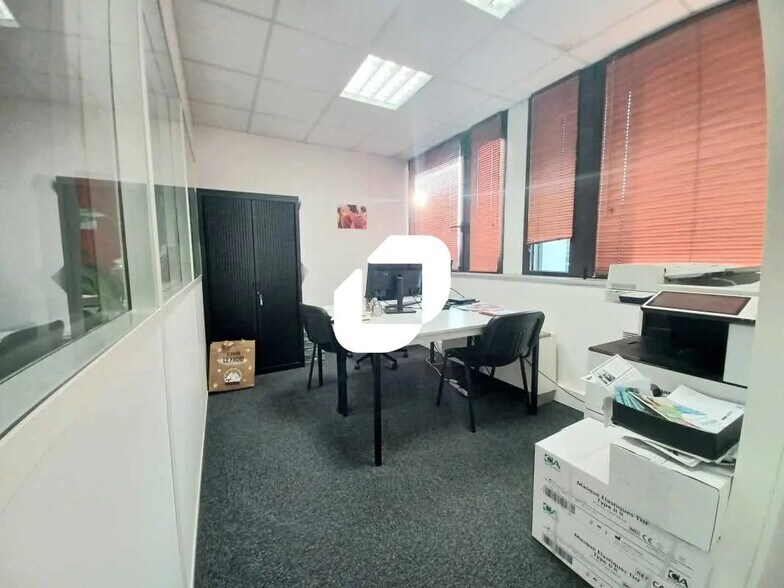 Office in Bordeaux for lease - Building Photo - Image 3 of 36