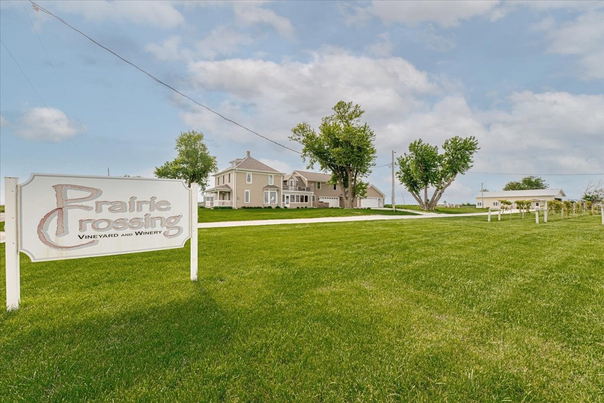 31506 Pioneer Trl, Treynor, IA 51575 Prairie Crossing Vineyard