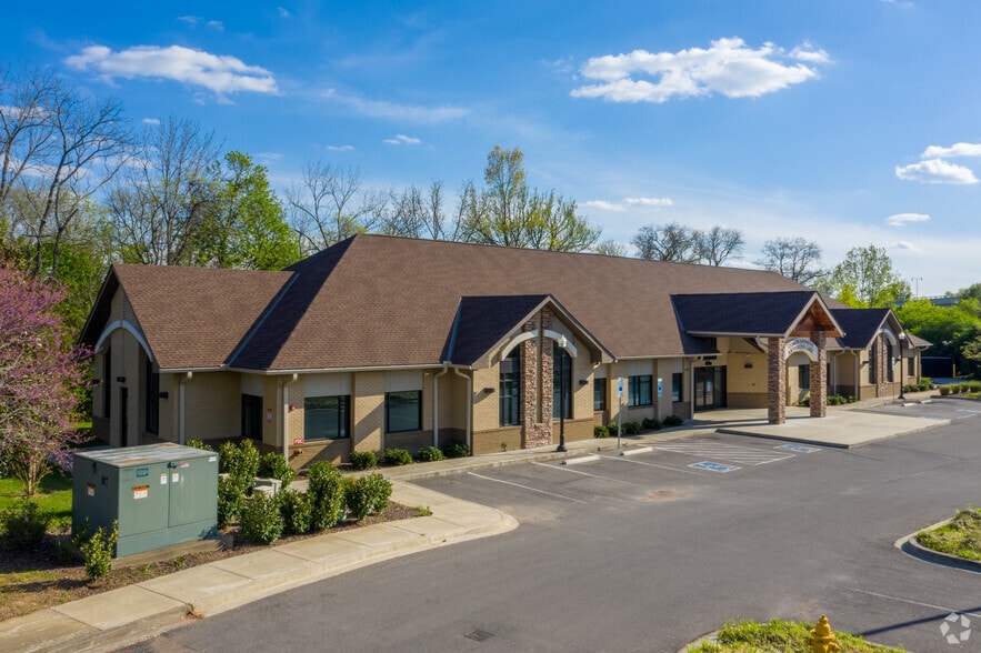 242 Indian Lake Blvd, Hendersonville, TN for lease - Primary Photo - Image 1 of 16