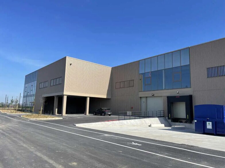 Office in Tremblay-en-France for lease - Building Photo - Image 3 of 14