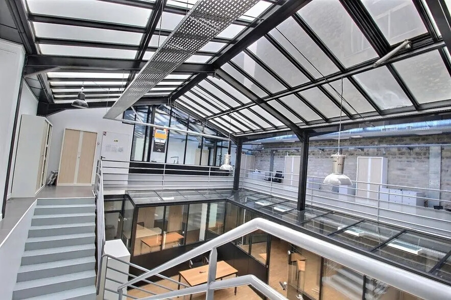 205 Rue Du Faubourg Saint-Martin, Paris for lease - Interior Photo - Image 1 of 8