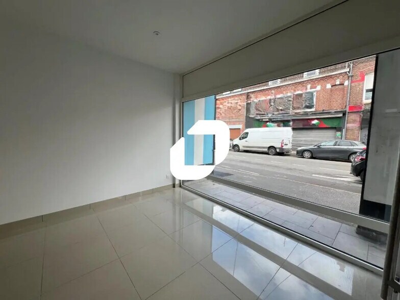 Retail in Estaires for lease - Interior Photo - Image 2 of 12