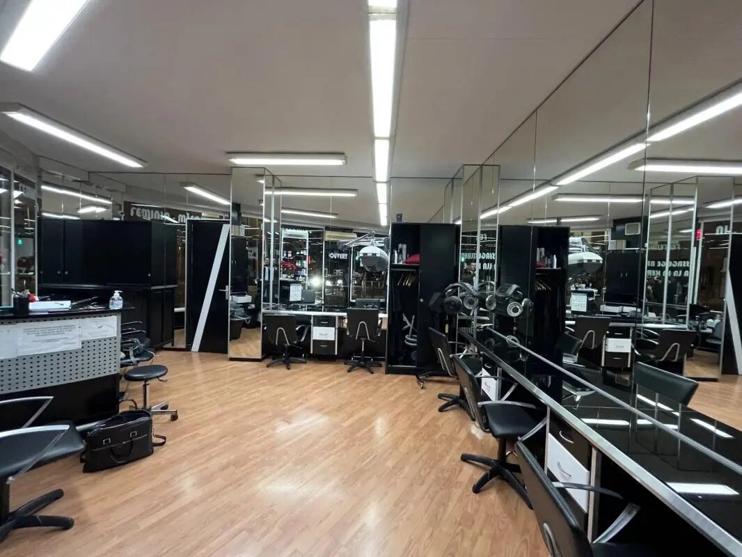 Retail in Nice for lease Building Photo- Image 1 of 3